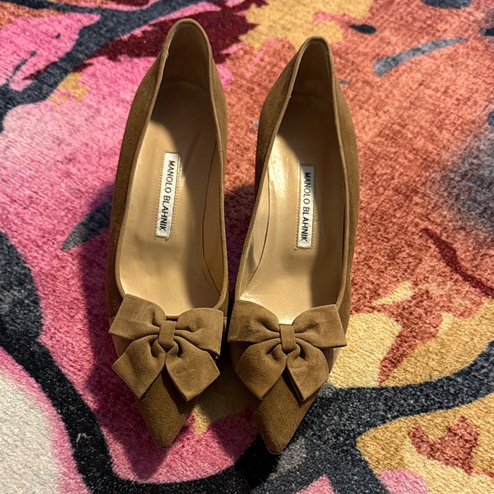 Two tone beige Manolo kitten heels